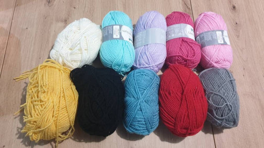 Pompom knitting wall letters